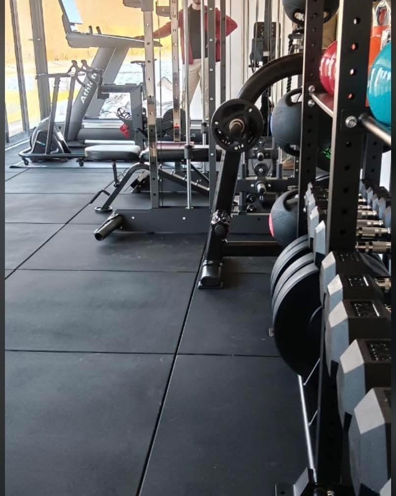 Rubber gym flooring with equipment